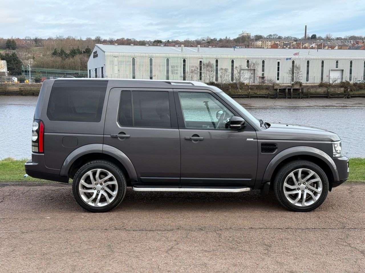A 2016 LAND ROVER DISCOVERY 4 3.0 SD V6 Landmark SUV 5dr Diesel Auto 4WD Euro 6 (s/s) (256 bhp) SERVICE H A 2016 LAND ROVER DISCOVERY 4 3.0 SD V6 Landmark SUV 5dr Diesel Auto 4WD Euro 6 (s/s) (256 bhp) SERVICE H