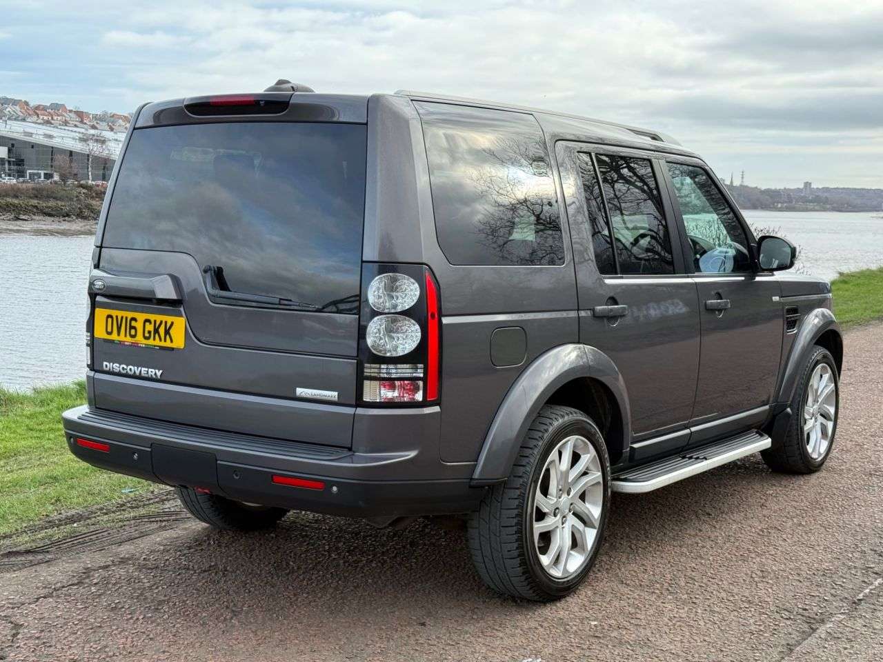 A 2016 LAND ROVER DISCOVERY 4 3.0 SD V6 Landmark SUV 5dr Diesel Auto 4WD Euro 6 (s/s) (256 bhp) SERVICE H A 2016 LAND ROVER DISCOVERY 4 3.0 SD V6 Landmark SUV 5dr Diesel Auto 4WD Euro 6 (s/s) (256 bhp) SERVICE H