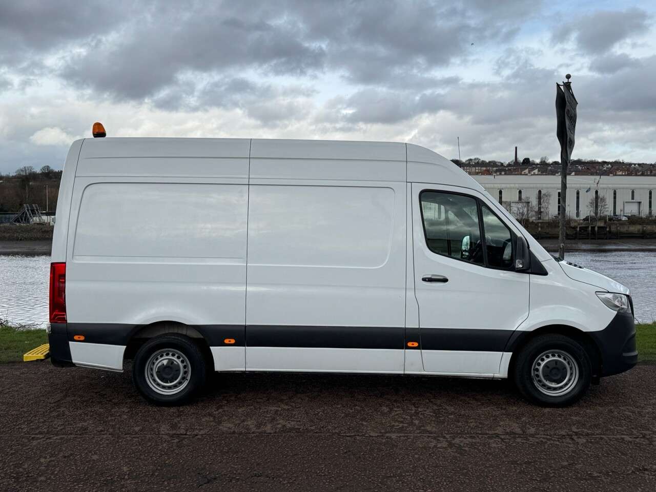 A 2021 MERCEDES-BENZ SPRINTER 2.0 317 CDI Progressive Panel Van 5dr Diesel Manual RWD L2 H2 Euro 6 (s/s) A 2021 MERCEDES-BENZ SPRINTER 2.0 317 CDI Progressive Panel Van 5dr Diesel Manual RWD L2 H2 Euro 6 (s/s)