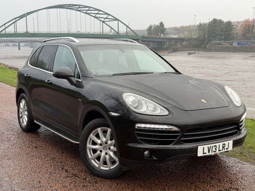 A 2013 PORSCHE CAYENNE 3.0 TD V6 SUV 5dr Diesel Tiptronic 4WD Euro 5 (s/s) (240 ps) **SAT NAV** A 2013 PORSCHE CAYENNE 3.0 TD V6 SUV 5dr Diesel Tiptronic 4WD Euro 5 (s/s) (240 ps) **SAT NAV**