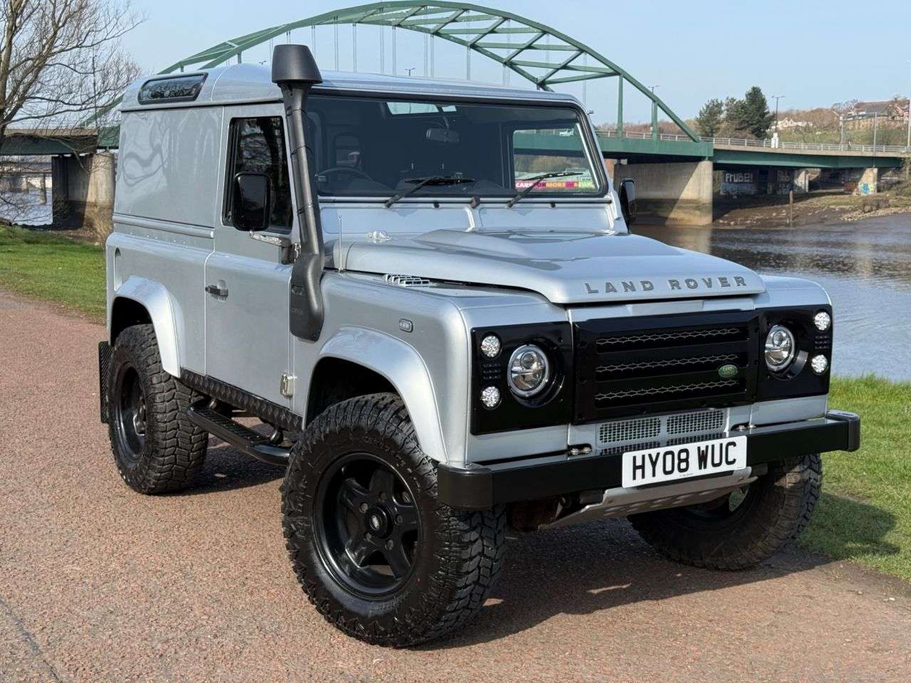 A 2008 LAND ROVER DEFENDER 2.4 TDCi County Hard Top SUV 3dr Diesel Manual 4WD SWB Euro 4 (122 bhp) *** A 2008 LAND ROVER DEFENDER 2.4 TDCi County Hard Top SUV 3dr Diesel Manual 4WD SWB Euro 4 (122 bhp) ***