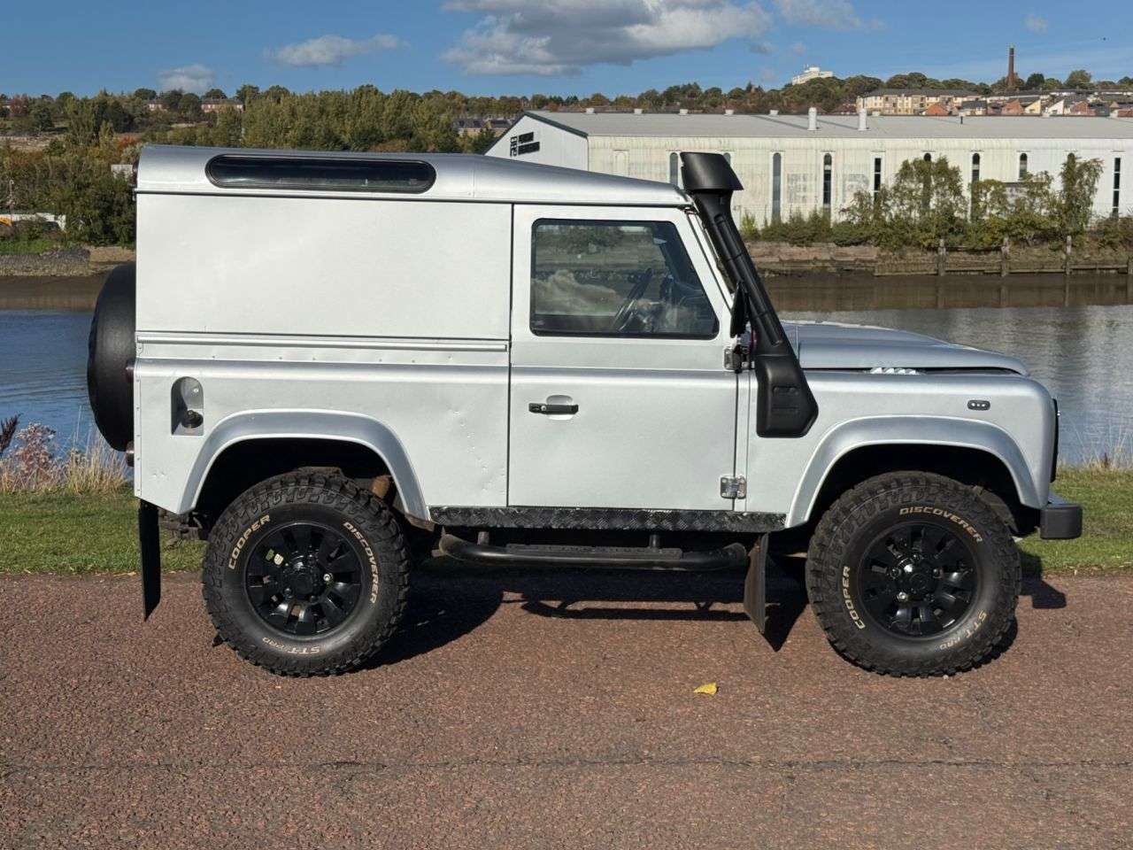 A 2008 LAND ROVER DEFENDER 2.4 TDCi County Hard Top SUV 3dr Diesel Manual 4WD SWB Euro 4 (122 bhp) *** A 2008 LAND ROVER DEFENDER 2.4 TDCi County Hard Top SUV 3dr Diesel Manual 4WD SWB Euro 4 (122 bhp) ***