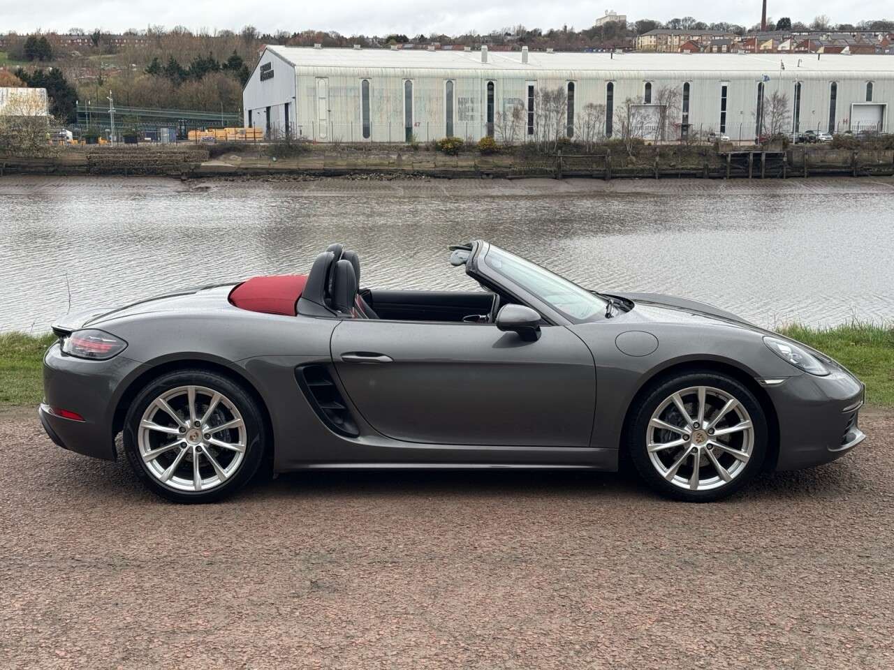 A 2017 PORSCHE 718 BOXSTER 2.0T Convertible 2dr Petrol PDK Euro 6 (s/s) (300 ps) **APPLE CARPLAY** A 2017 PORSCHE 718 BOXSTER 2.0T Convertible 2dr Petrol PDK Euro 6 (s/s) (300 ps) **APPLE CARPLAY**