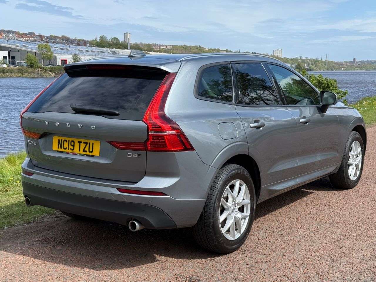 A 2019 VOLVO XC60 2.0 D4 Momentum SUV 5dr Diesel Auto AWD Euro 6 (s/s) (190 ps) **FULL LEATHE A 2019 VOLVO XC60 2.0 D4 Momentum SUV 5dr Diesel Auto AWD Euro 6 (s/s) (190 ps) **FULL LEATHE