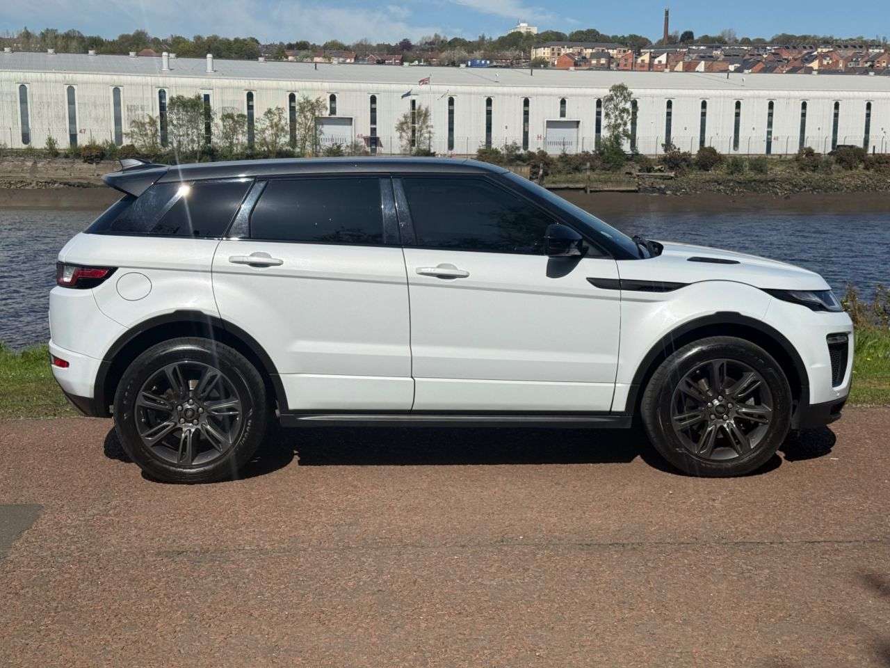 A 2018 LAND ROVER RANGE ROVER EVOQUE 2.0 TD4 Landmark SUV 5dr Diesel Auto 4WD Euro 6 (s/s) (180 ps) ***CRUISE CO A 2018 LAND ROVER RANGE ROVER EVOQUE 2.0 TD4 Landmark SUV 5dr Diesel Auto 4WD Euro 6 (s/s) (180 ps) ***CRUISE CO