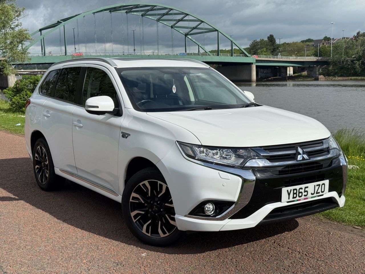 A 2015 MITSUBISHI OUTLANDER 2.0h 12kWh GX4h SUV 5dr Petrol Plug-in Hybrid CVT 4WD Euro 6 (s/s) (200 ps) A 2015 MITSUBISHI OUTLANDER 2.0h 12kWh GX4h SUV 5dr Petrol Plug-in Hybrid CVT 4WD Euro 6 (s/s) (200 ps)