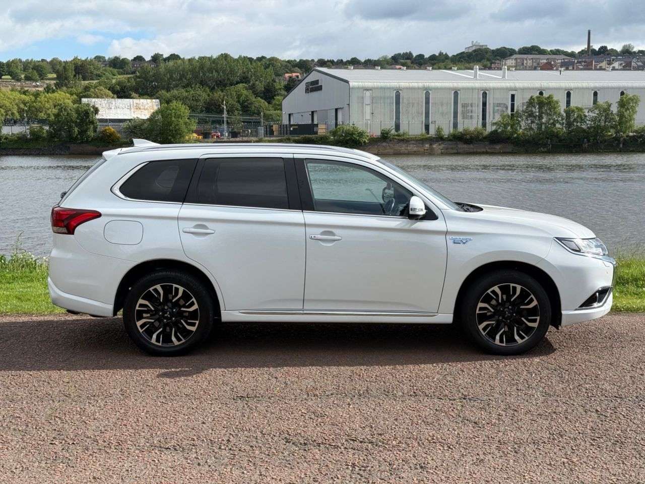 A 2015 MITSUBISHI OUTLANDER 2.0h 12kWh GX4h SUV 5dr Petrol Plug-in Hybrid CVT 4WD Euro 6 (s/s) (200 ps) A 2015 MITSUBISHI OUTLANDER 2.0h 12kWh GX4h SUV 5dr Petrol Plug-in Hybrid CVT 4WD Euro 6 (s/s) (200 ps)