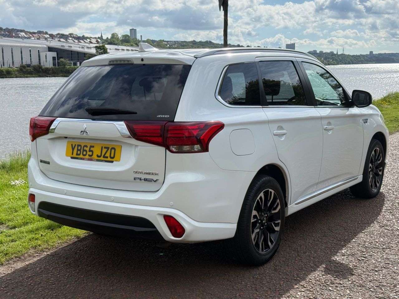 A 2015 MITSUBISHI OUTLANDER 2.0h 12kWh GX4h SUV 5dr Petrol Plug-in Hybrid CVT 4WD Euro 6 (s/s) (200 ps) A 2015 MITSUBISHI OUTLANDER 2.0h 12kWh GX4h SUV 5dr Petrol Plug-in Hybrid CVT 4WD Euro 6 (s/s) (200 ps)