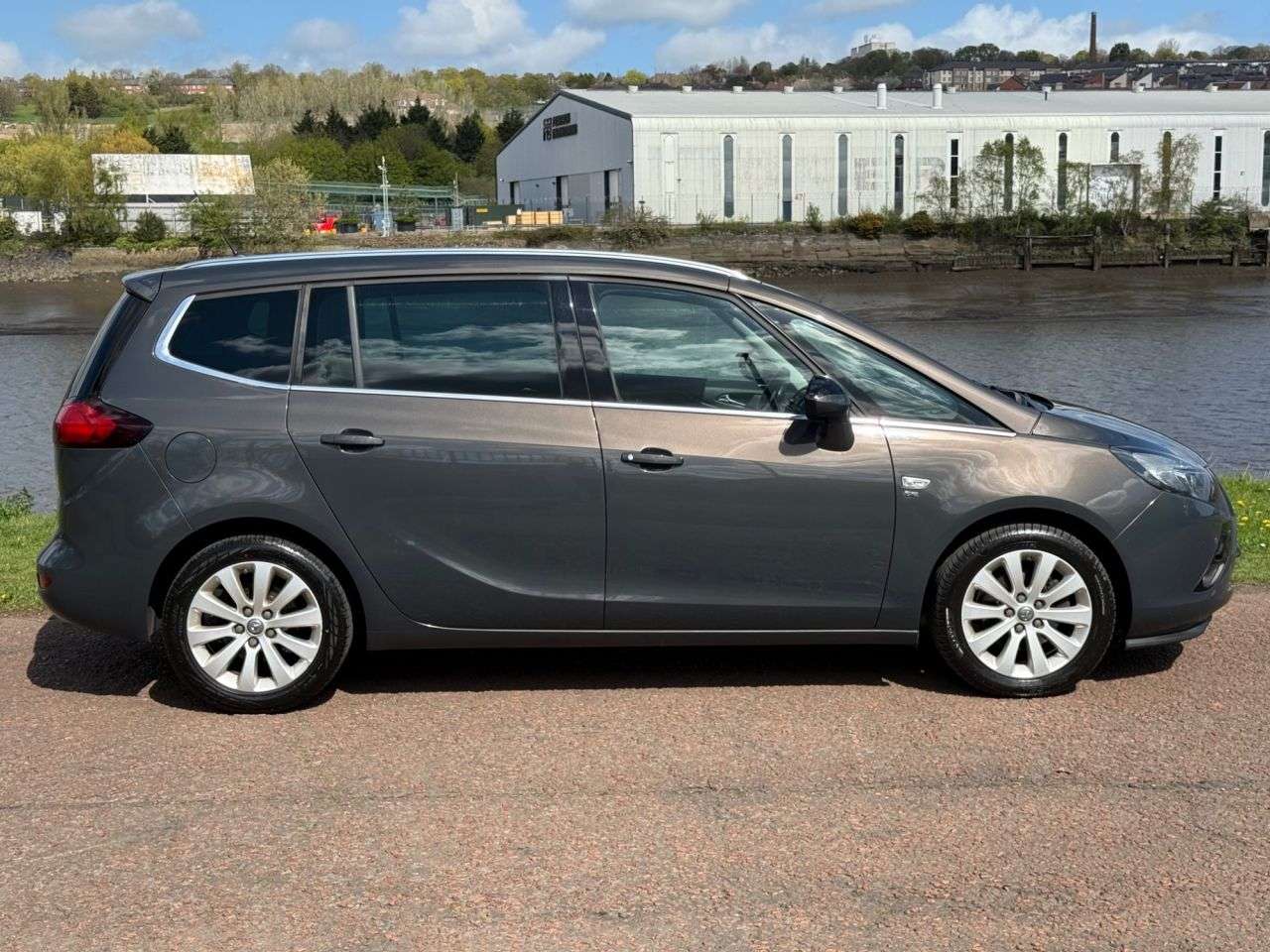 A 2015 VAUXHALL ZAFIRA TOURER 1.4i Turbo SE MPV 5dr Petrol Manual Euro 6 (140 ps) **CRUISE CONTROL** A 2015 VAUXHALL ZAFIRA TOURER 1.4i Turbo SE MPV 5dr Petrol Manual Euro 6 (140 ps) **CRUISE CONTROL**