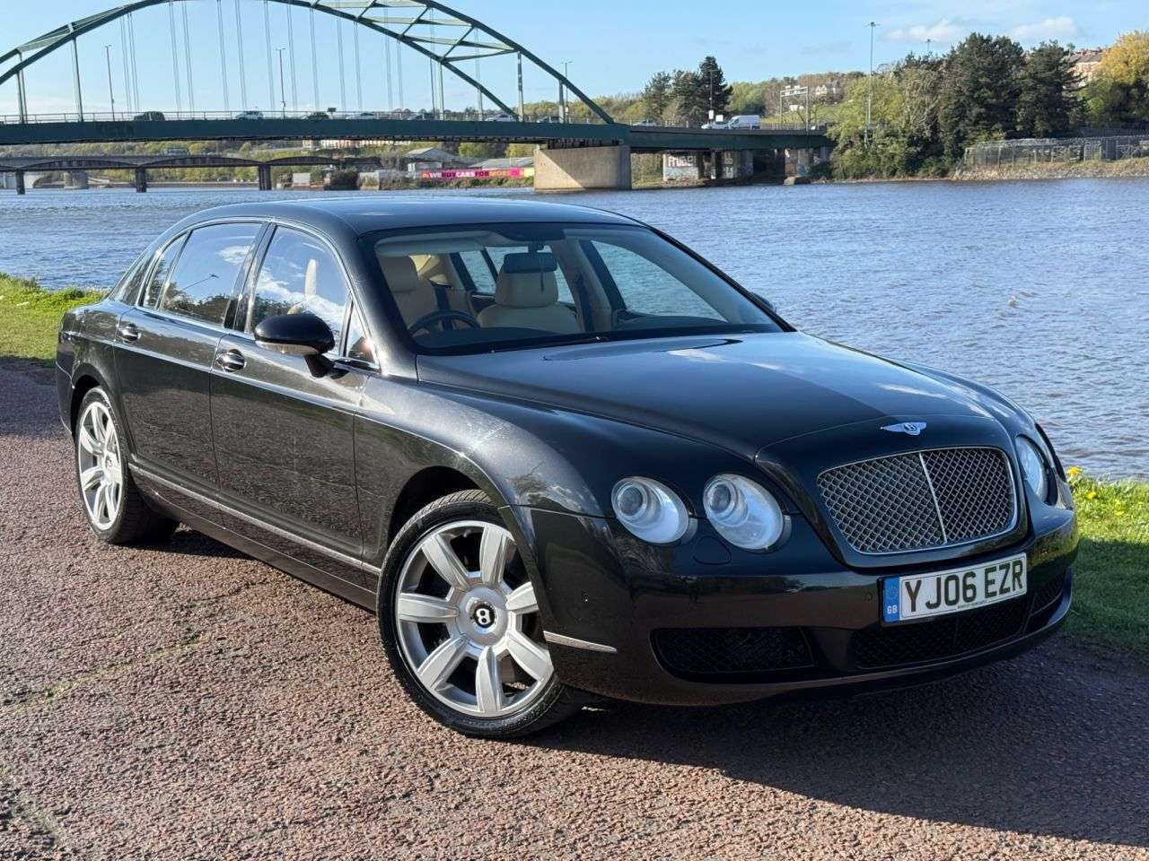 A 2006 BENTLEY CONTINENTAL 6.0 W12 Flying Spur Saloon 4dr Petrol Auto 4WD Euro 4 (560 ps) **EXTENSIVE A 2006 BENTLEY CONTINENTAL 6.0 W12 Flying Spur Saloon 4dr Petrol Auto 4WD Euro 4 (560 ps) **EXTENSIVE