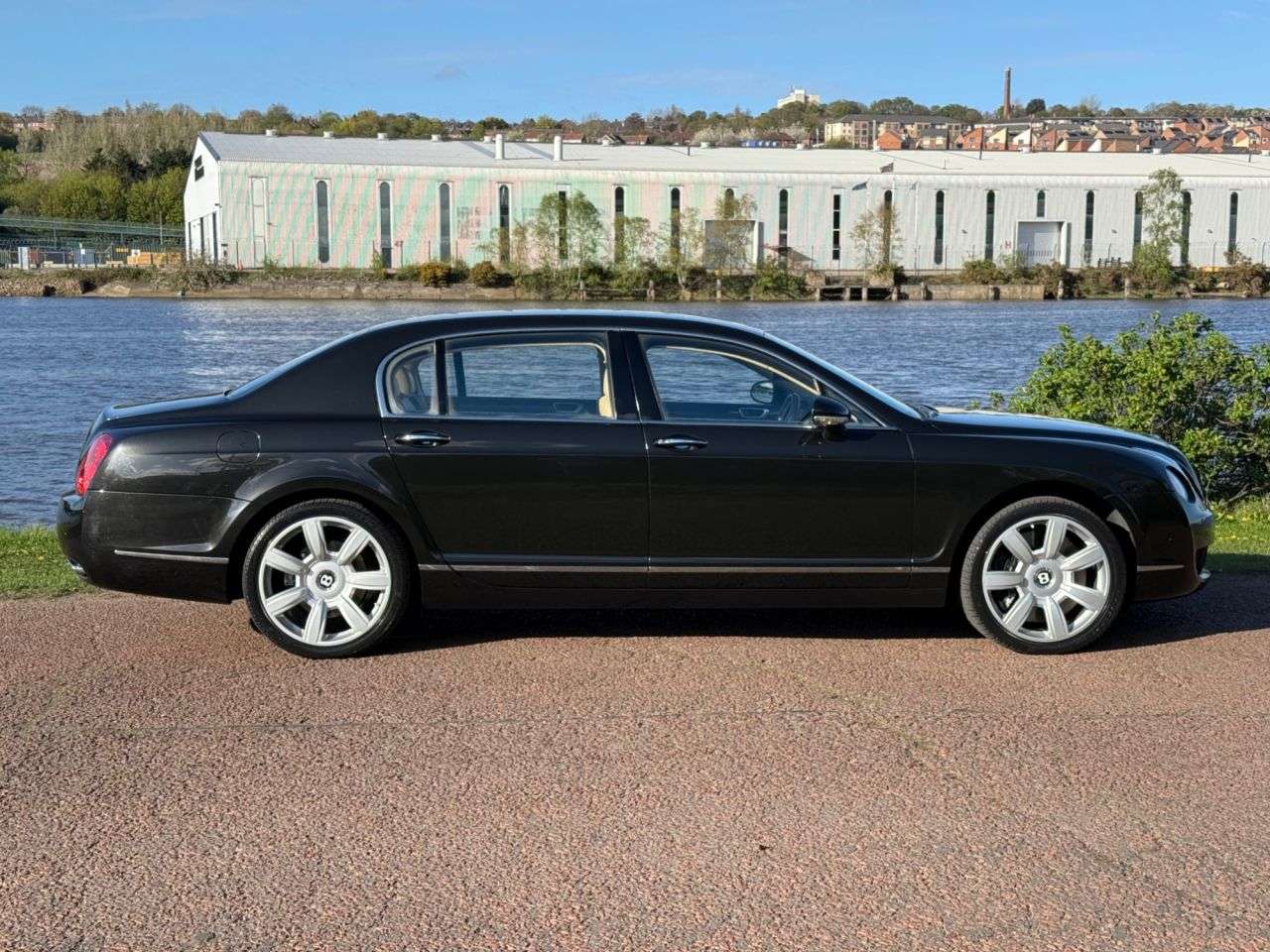 A 2006 BENTLEY CONTINENTAL 6.0 W12 Flying Spur Saloon 4dr Petrol Auto 4WD Euro 4 (560 ps) **EXTENSIVE A 2006 BENTLEY CONTINENTAL 6.0 W12 Flying Spur Saloon 4dr Petrol Auto 4WD Euro 4 (560 ps) **EXTENSIVE