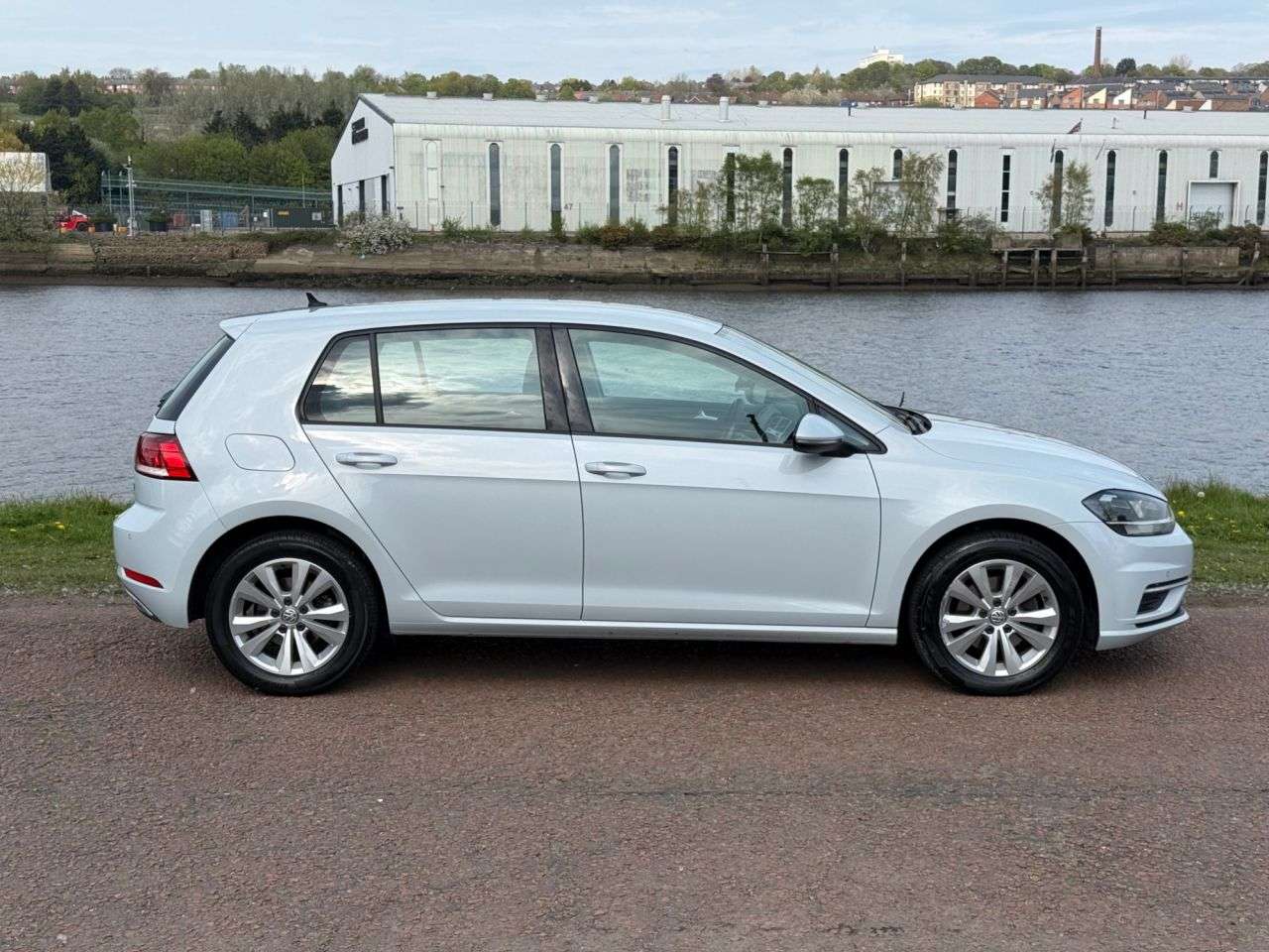 A 2017 VOLKSWAGEN GOLF 1.4 TSI BlueMotion Tech SE Nav Hatchback 5dr Petrol Manual Euro 6 (s/s) (12 A 2017 VOLKSWAGEN GOLF 1.4 TSI BlueMotion Tech SE Nav Hatchback 5dr Petrol Manual Euro 6 (s/s) (12