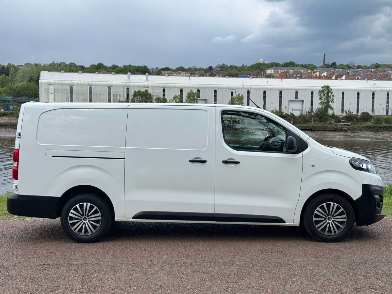 A 2019 CITROEN DISPATCH 2.0 BlueHDi 1400 Enterprise XL Panel Van 6dr Diesel Manual FWD 3 Euro 6 (s/ A 2019 CITROEN DISPATCH 2.0 BlueHDi 1400 Enterprise XL Panel Van 6dr Diesel Manual FWD 3 Euro 6 (s/