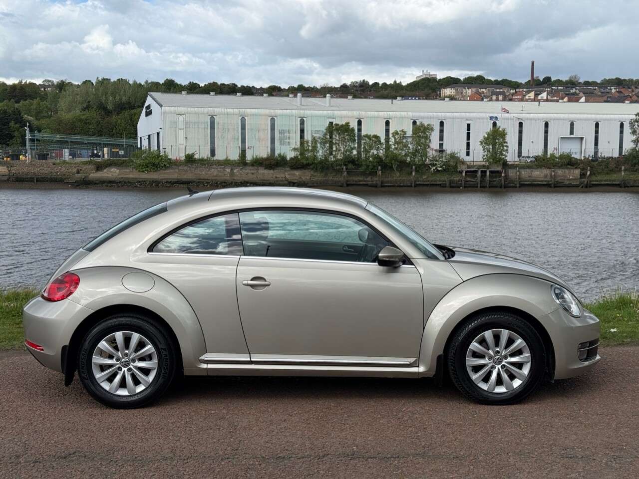 A 2013 VOLKSWAGEN BEETLE 1.6 TDI BlueMotion Tech Design Hatchback 3dr Diesel Manual Euro 5 (s/s) (10 A 2013 VOLKSWAGEN BEETLE 1.6 TDI BlueMotion Tech Design Hatchback 3dr Diesel Manual Euro 5 (s/s) (10