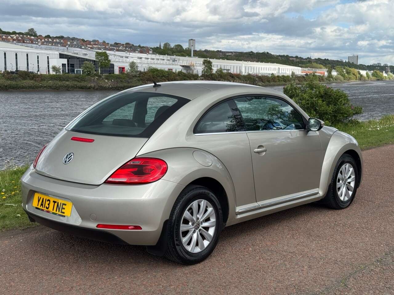 A 2013 VOLKSWAGEN BEETLE 1.6 TDI BlueMotion Tech Design Hatchback 3dr Diesel Manual Euro 5 (s/s) (10 A 2013 VOLKSWAGEN BEETLE 1.6 TDI BlueMotion Tech Design Hatchback 3dr Diesel Manual Euro 5 (s/s) (10