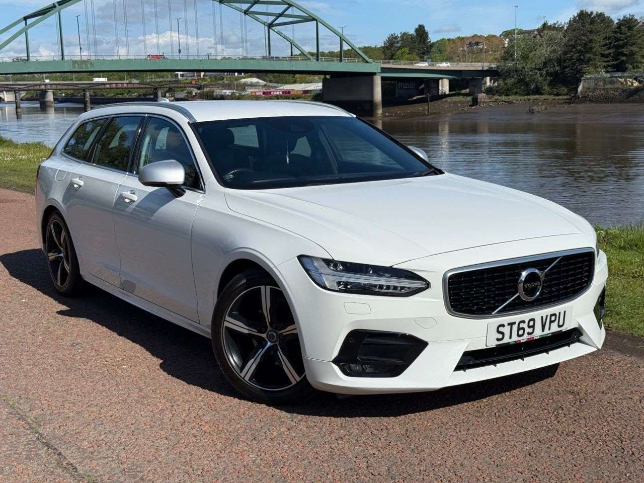 A 2019 VOLVO V90 2.0 D4 R-Design Estate 5dr Diesel Auto Euro 6 (s/s) (190 ps) **FULL LEATHER A 2019 VOLVO V90 2.0 D4 R-Design Estate 5dr Diesel Auto Euro 6 (s/s) (190 ps) **FULL LEATHER