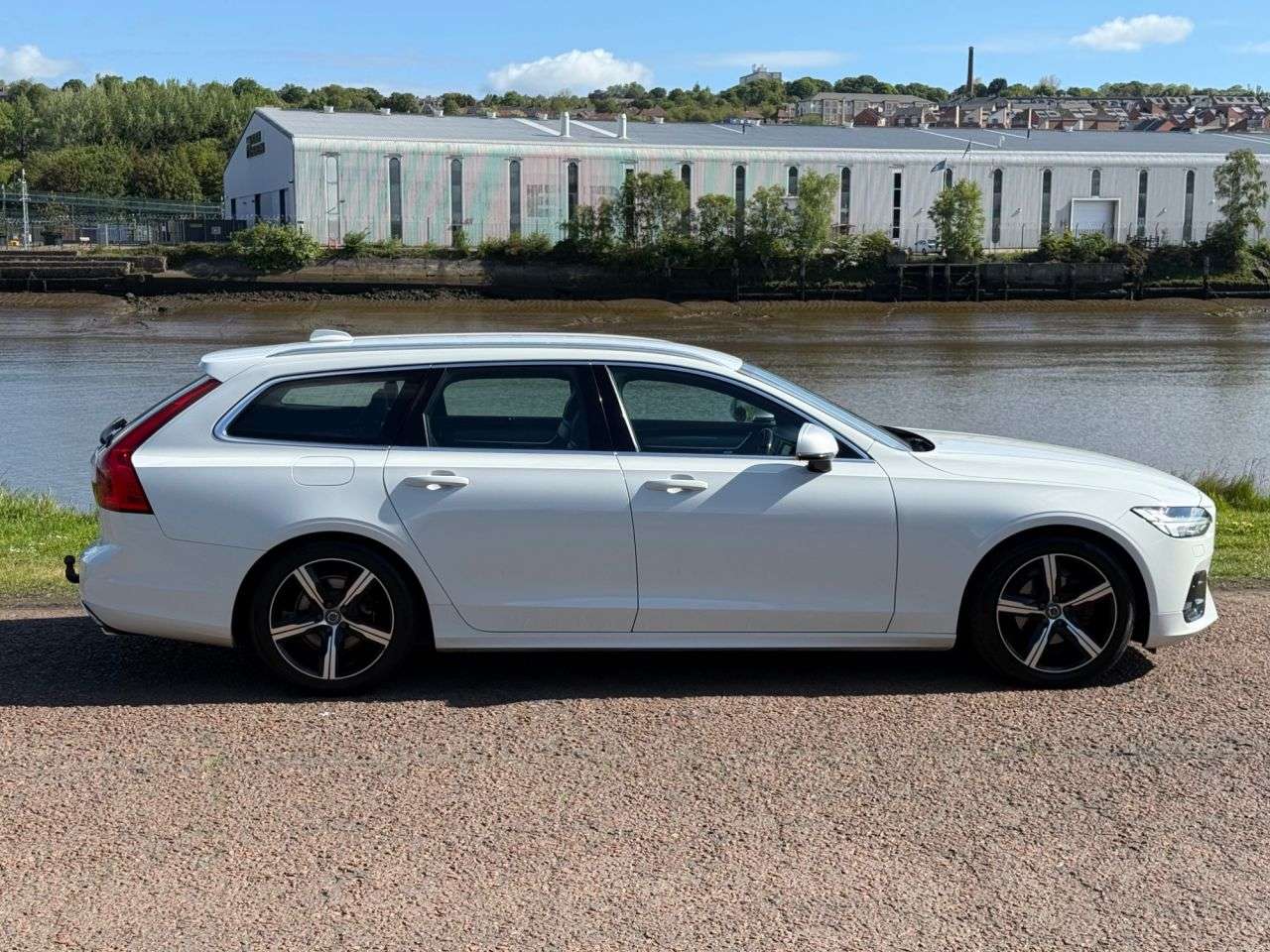 A 2019 VOLVO V90 2.0 D4 R-Design Estate 5dr Diesel Auto Euro 6 (s/s) (190 ps) **FULL LEATHER A 2019 VOLVO V90 2.0 D4 R-Design Estate 5dr Diesel Auto Euro 6 (s/s) (190 ps) **FULL LEATHER