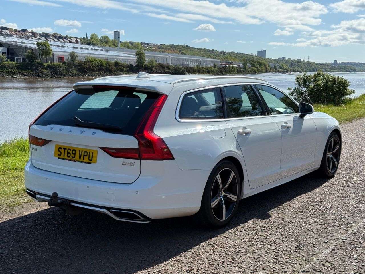 A 2019 VOLVO V90 2.0 D4 R-Design Estate 5dr Diesel Auto Euro 6 (s/s) (190 ps) **FULL LEATHER A 2019 VOLVO V90 2.0 D4 R-Design Estate 5dr Diesel Auto Euro 6 (s/s) (190 ps) **FULL LEATHER