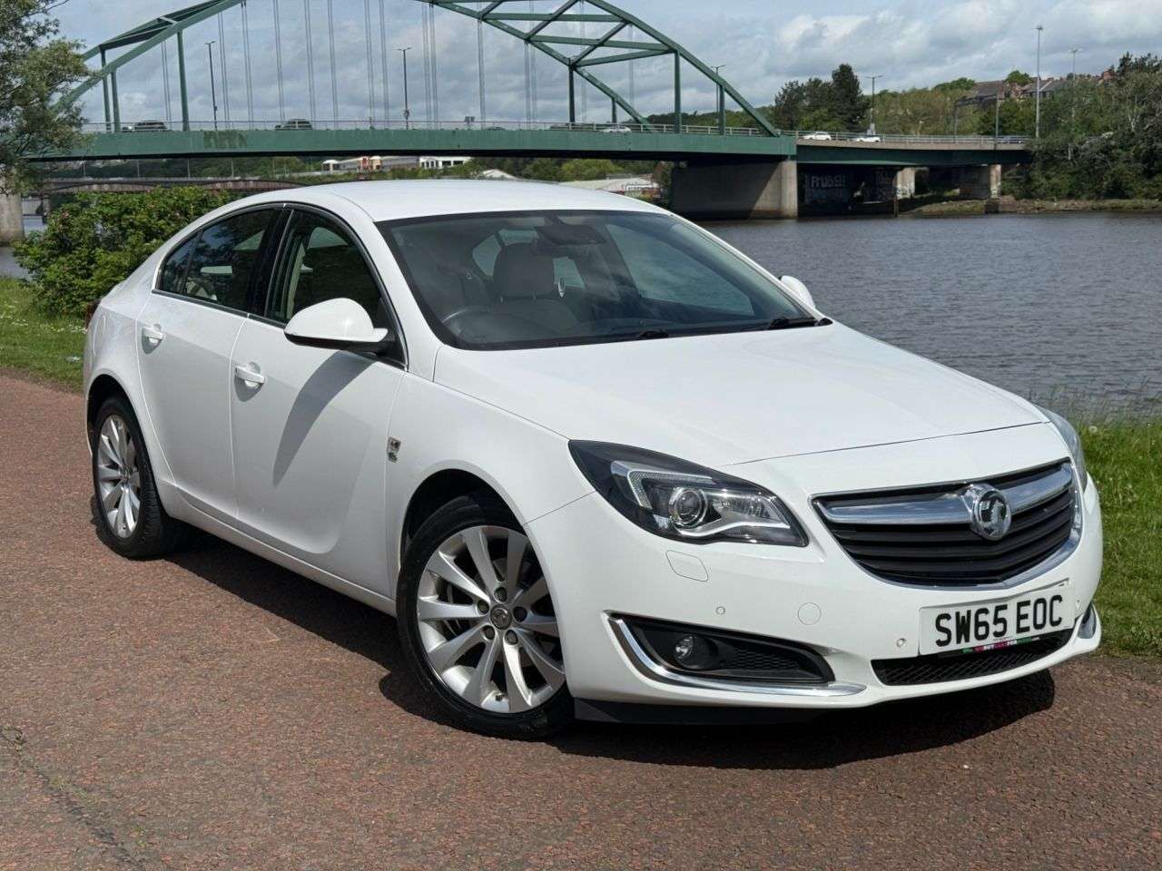 A 2015 VAUXHALL INSIGNIA 1.6 CDTi ecoFLEX Elite Nav Hatchback 5dr Diesel Manual Euro 6 (s/s) (136 ps A 2015 VAUXHALL INSIGNIA 1.6 CDTi ecoFLEX Elite Nav Hatchback 5dr Diesel Manual Euro 6 (s/s) (136 ps