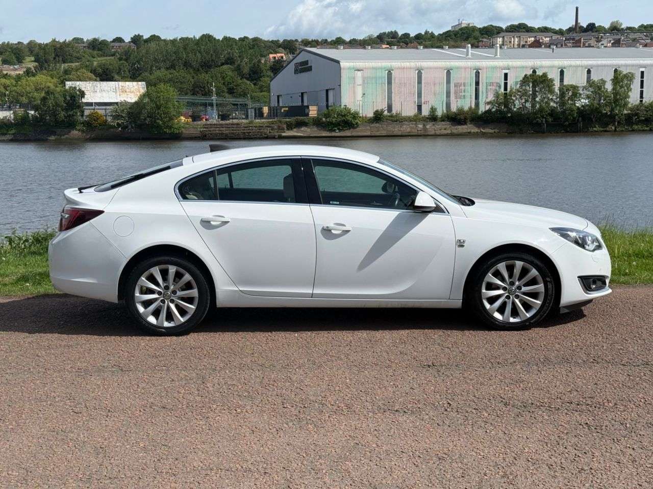 A 2015 VAUXHALL INSIGNIA 1.6 CDTi ecoFLEX Elite Nav Hatchback 5dr Diesel Manual Euro 6 (s/s) (136 ps A 2015 VAUXHALL INSIGNIA 1.6 CDTi ecoFLEX Elite Nav Hatchback 5dr Diesel Manual Euro 6 (s/s) (136 ps