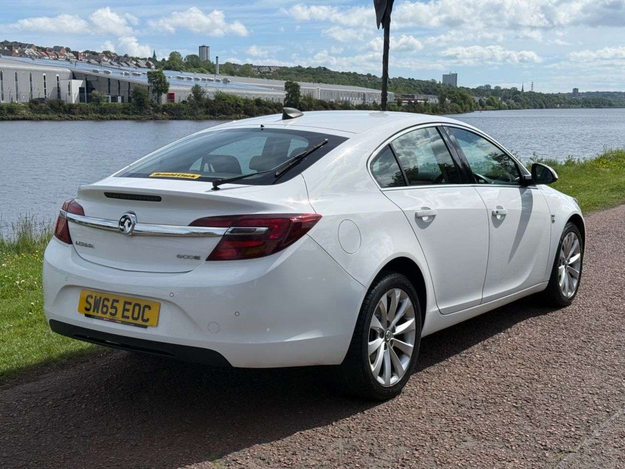 A 2015 VAUXHALL INSIGNIA 1.6 CDTi ecoFLEX Elite Nav Hatchback 5dr Diesel Manual Euro 6 (s/s) (136 ps A 2015 VAUXHALL INSIGNIA 1.6 CDTi ecoFLEX Elite Nav Hatchback 5dr Diesel Manual Euro 6 (s/s) (136 ps