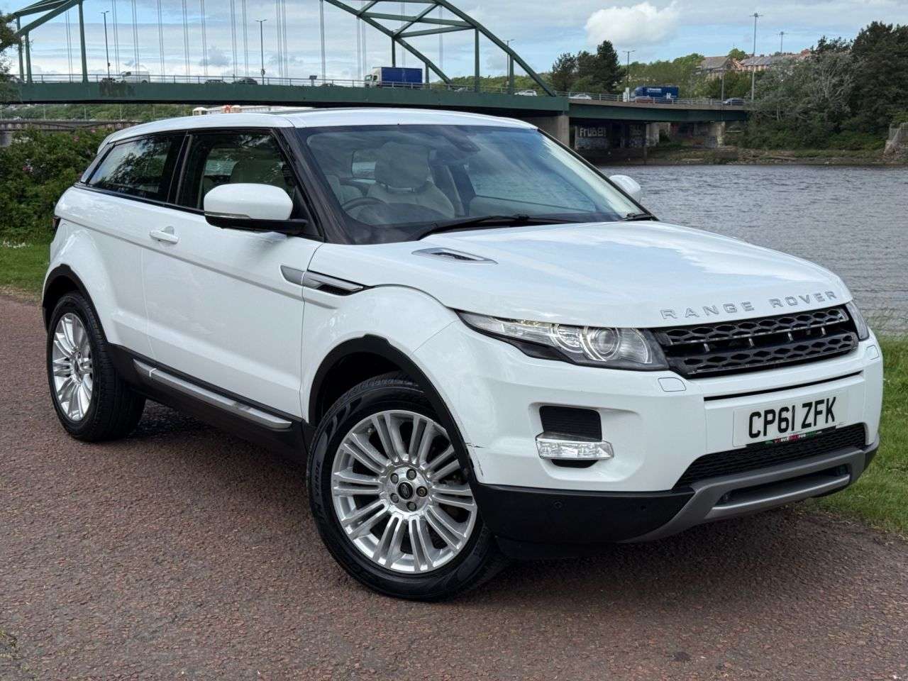 A 2011 LAND ROVER RANGE ROVER EVOQUE 2.2 SD4 Prestige Coupe 3dr Diesel Auto 4WD Euro 5 (190 ps) **SAT NAV** A 2011 LAND ROVER RANGE ROVER EVOQUE 2.2 SD4 Prestige Coupe 3dr Diesel Auto 4WD Euro 5 (190 ps) **SAT NAV**