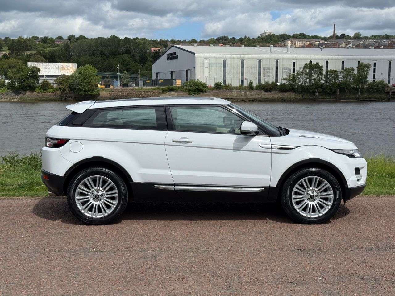 A 2011 LAND ROVER RANGE ROVER EVOQUE 2.2 SD4 Prestige Coupe 3dr Diesel Auto 4WD Euro 5 (190 ps) **SAT NAV** A 2011 LAND ROVER RANGE ROVER EVOQUE 2.2 SD4 Prestige Coupe 3dr Diesel Auto 4WD Euro 5 (190 ps) **SAT NAV**