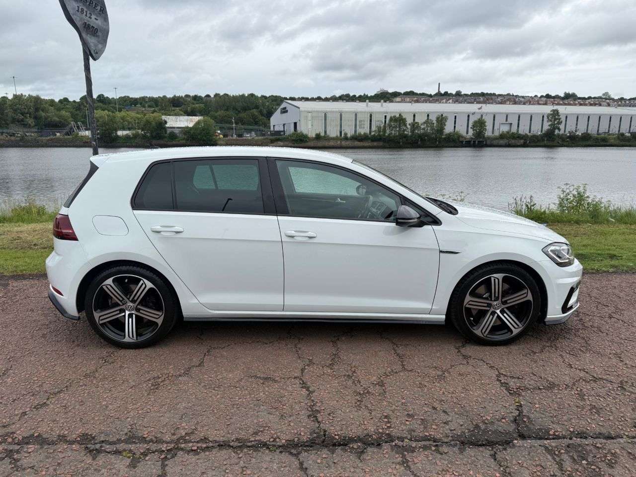A 2017 VOLKSWAGEN GOLF 2.0 TSI BlueMotion Tech R Hatchback 5dr Petrol DSG 4Motion Euro 6 (s/s) (31 A 2017 VOLKSWAGEN GOLF 2.0 TSI BlueMotion Tech R Hatchback 5dr Petrol DSG 4Motion Euro 6 (s/s) (31