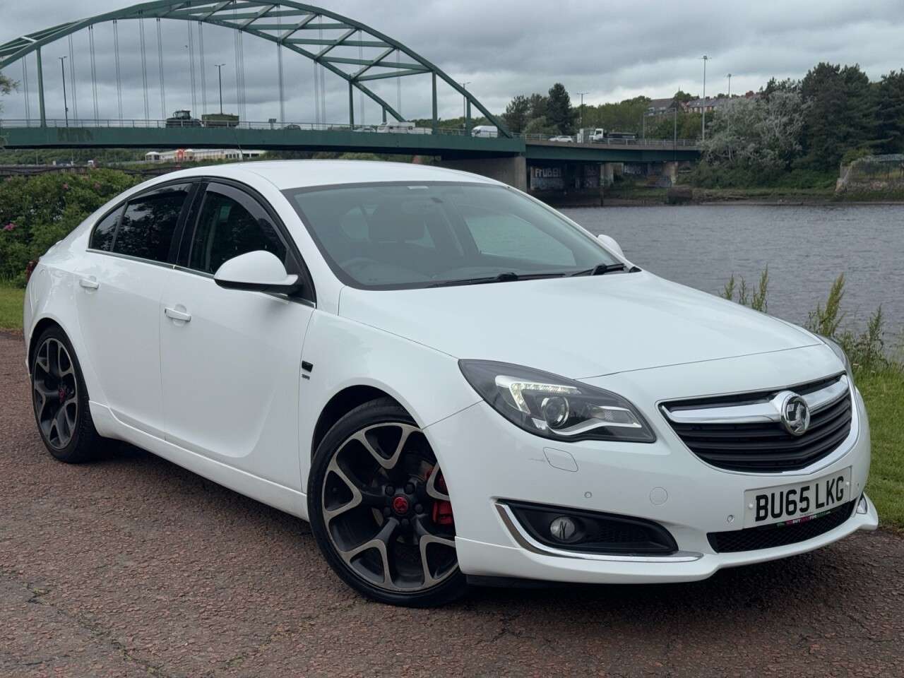 A 2015 VAUXHALL INSIGNIA 2.0 CDTi ecoFLEX SRi Hatchback 5dr Diesel Manual Euro 5 (s/s) (140 ps) FRON A 2015 VAUXHALL INSIGNIA 2.0 CDTi ecoFLEX SRi Hatchback 5dr Diesel Manual Euro 5 (s/s) (140 ps) FRON