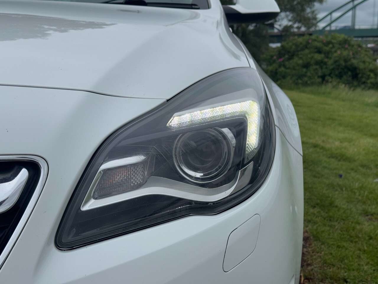A 2015 VAUXHALL INSIGNIA 2.0 CDTi ecoFLEX SRi Hatchback 5dr Diesel Manual Euro 5 (s/s) (140 ps) FRON A 2015 VAUXHALL INSIGNIA 2.0 CDTi ecoFLEX SRi Hatchback 5dr Diesel Manual Euro 5 (s/s) (140 ps) FRON