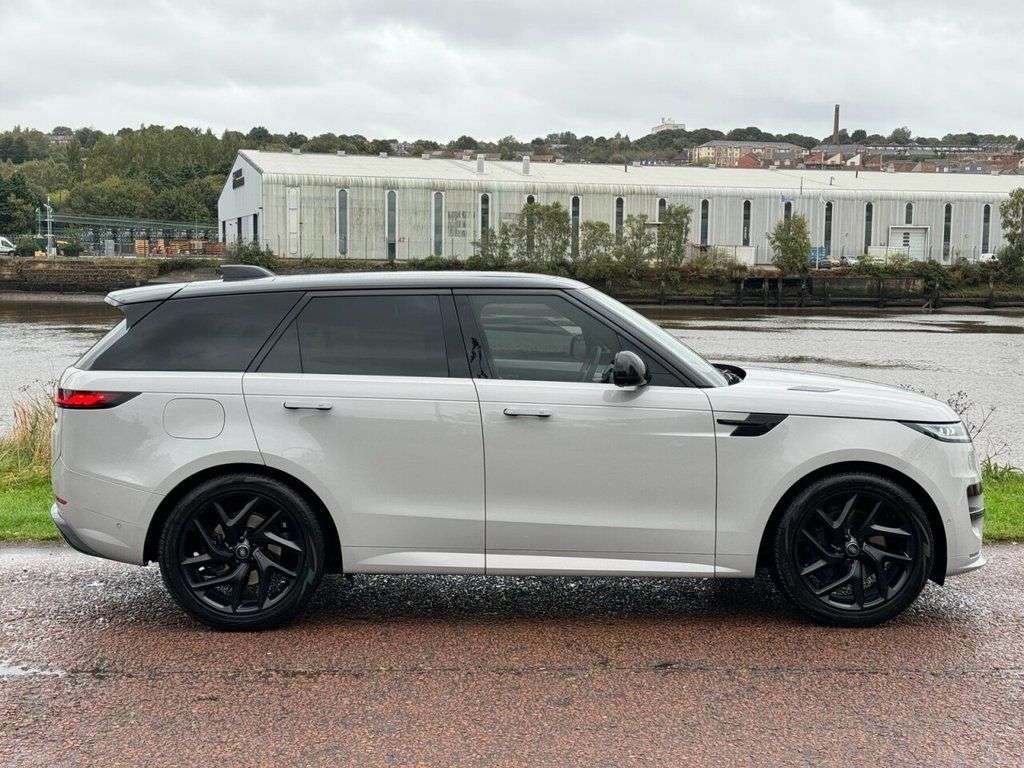 A 2023 LAND ROVER RANGE ROVER SPORT 3.0 D300 MHEV Dynamic SE SUV 5dr Diesel Auto 4WD Euro 6 (s/s) (300 ps) **FU A 2023 LAND ROVER RANGE ROVER SPORT 3.0 D300 MHEV Dynamic SE SUV 5dr Diesel Auto 4WD Euro 6 (s/s) (300 ps) **FU