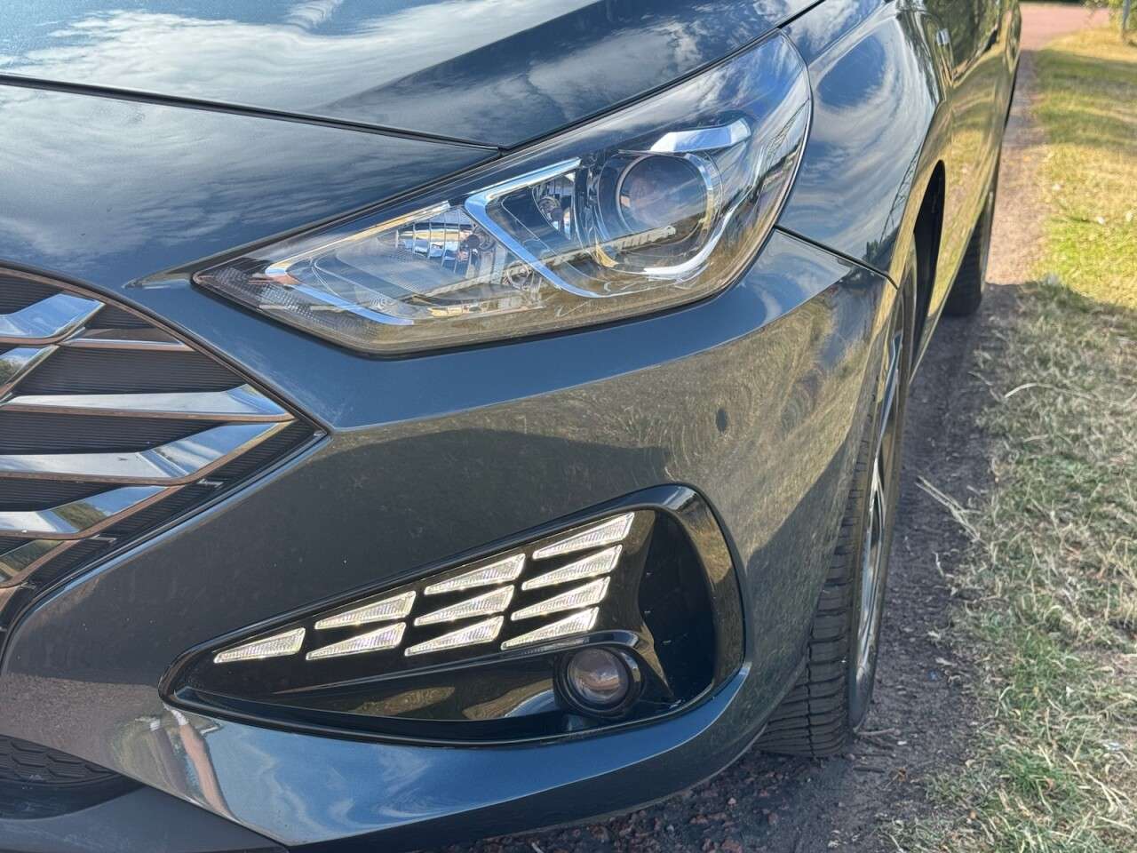 A 2023 HYUNDAI I30 1.0 T-GDi MHEV SE Connect Hatchback 5dr Petrol Hybrid DCT Euro 6 (s/s) (120 A 2023 HYUNDAI I30 1.0 T-GDi MHEV SE Connect Hatchback 5dr Petrol Hybrid DCT Euro 6 (s/s) (120