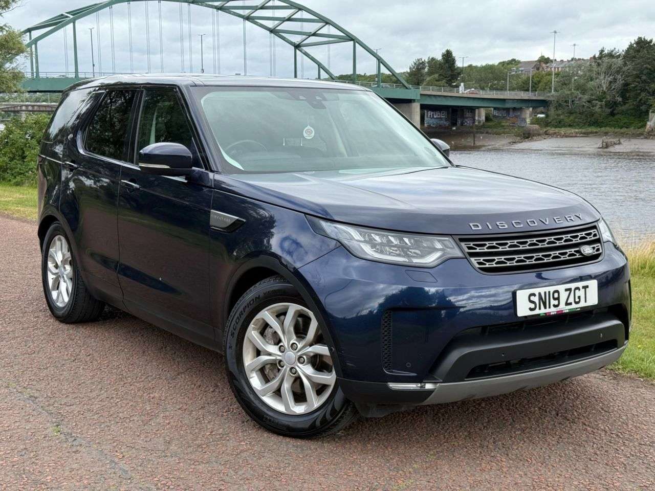 A 2019 LAND ROVER DISCOVERY 3.0 SD V6 SE SUV 5dr Diesel Auto 4WD Euro 6 (s/s) (306 ps) **FULL LEATHER E A 2019 LAND ROVER DISCOVERY 3.0 SD V6 SE SUV 5dr Diesel Auto 4WD Euro 6 (s/s) (306 ps) **FULL LEATHER E