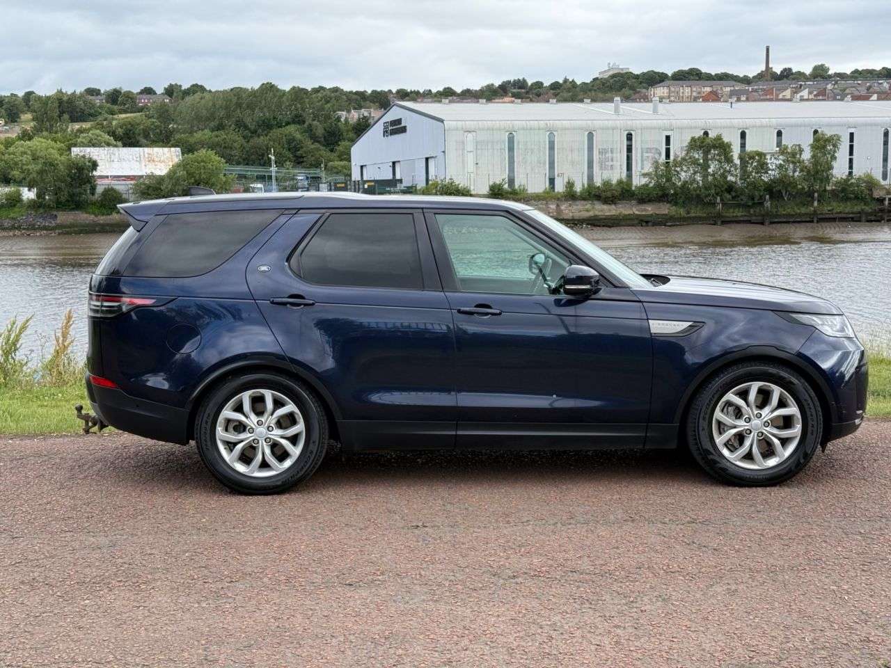 A 2019 LAND ROVER DISCOVERY 3.0 SD V6 SE SUV 5dr Diesel Auto 4WD Euro 6 (s/s) (306 ps) **FULL LEATHER E A 2019 LAND ROVER DISCOVERY 3.0 SD V6 SE SUV 5dr Diesel Auto 4WD Euro 6 (s/s) (306 ps) **FULL LEATHER E