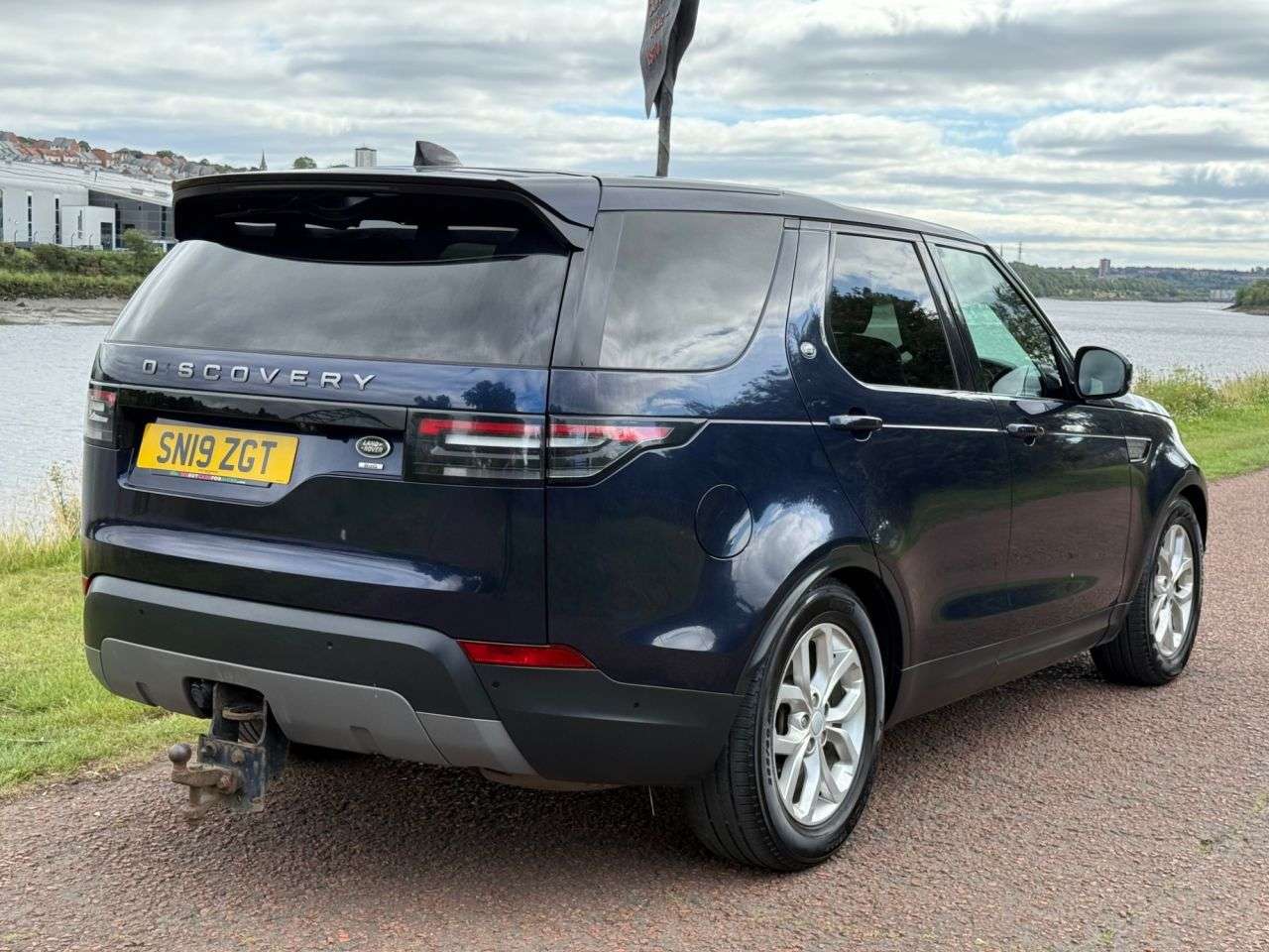 A 2019 LAND ROVER DISCOVERY 3.0 SD V6 SE SUV 5dr Diesel Auto 4WD Euro 6 (s/s) (306 ps) **FULL LEATHER E A 2019 LAND ROVER DISCOVERY 3.0 SD V6 SE SUV 5dr Diesel Auto 4WD Euro 6 (s/s) (306 ps) **FULL LEATHER E