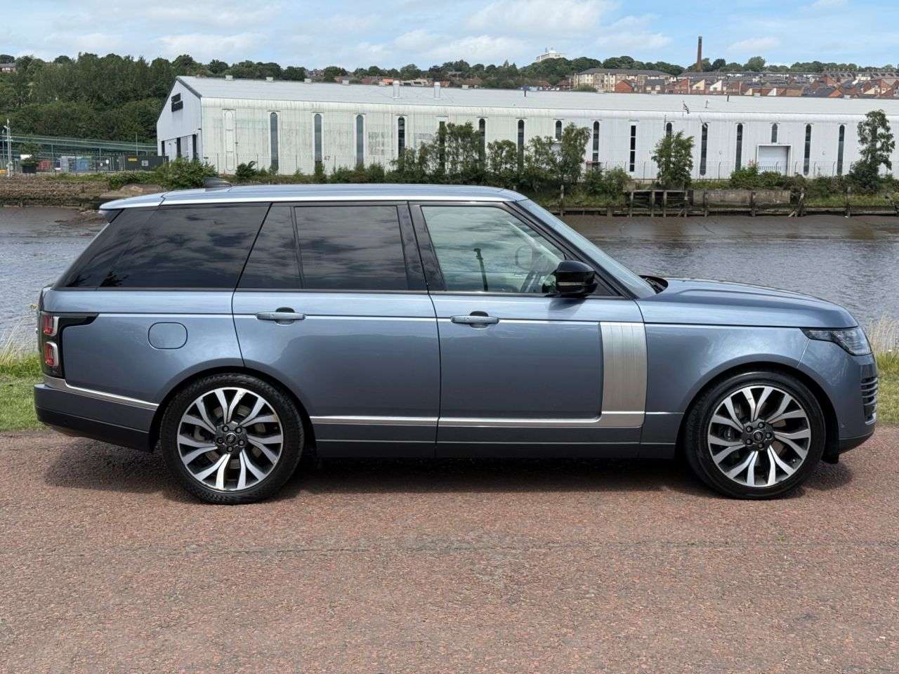 A 2019 LAND ROVER RANGE ROVER 2.0 P400e 12.4kWh GPF Vogue SE SUV 5dr Petrol Plug-in Hybrid Auto 4WD Euro A 2019 LAND ROVER RANGE ROVER 2.0 P400e 12.4kWh GPF Vogue SE SUV 5dr Petrol Plug-in Hybrid Auto 4WD Euro
