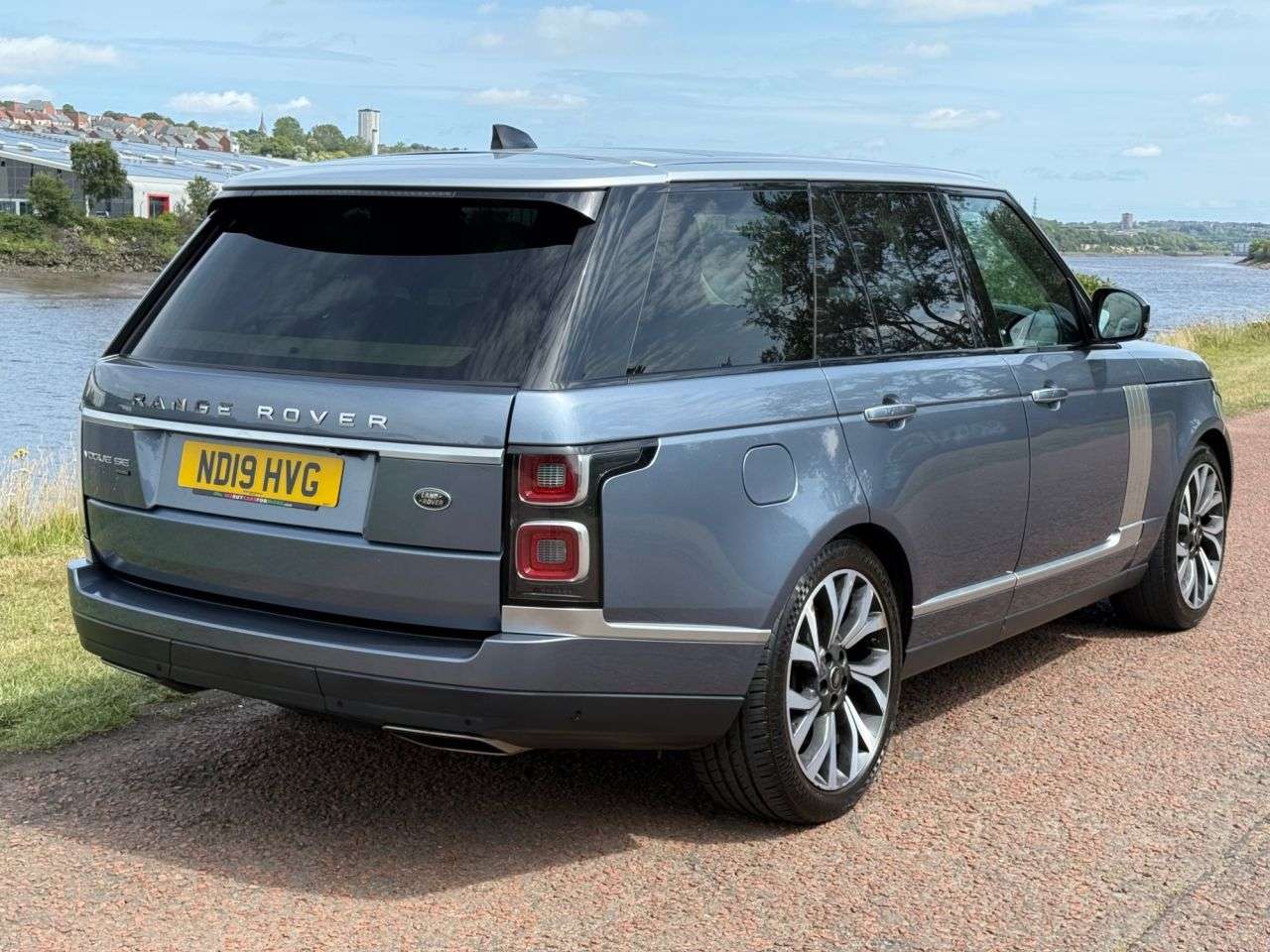 A 2019 LAND ROVER RANGE ROVER 2.0 P400e 12.4kWh GPF Vogue SE SUV 5dr Petrol Plug-in Hybrid Auto 4WD Euro A 2019 LAND ROVER RANGE ROVER 2.0 P400e 12.4kWh GPF Vogue SE SUV 5dr Petrol Plug-in Hybrid Auto 4WD Euro