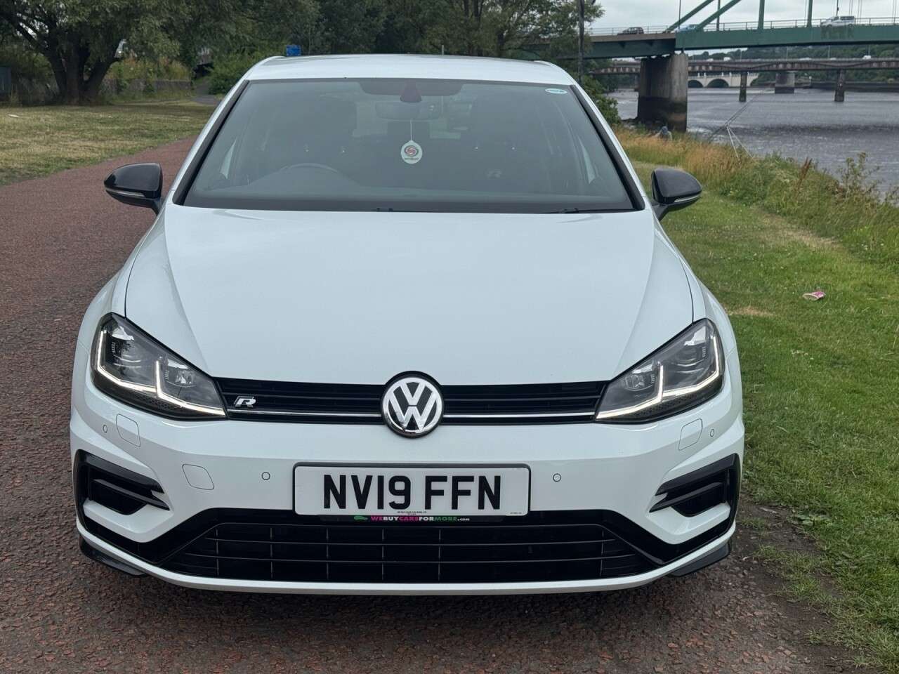 A 2019 VOLKSWAGEN GOLF 2.0 TSI R Hatchback 5dr Petrol DSG 4Motion Euro 6 (s/s) (300 ps) **SAT NAV* A 2019 VOLKSWAGEN GOLF 2.0 TSI R Hatchback 5dr Petrol DSG 4Motion Euro 6 (s/s) (300 ps) **SAT NAV*