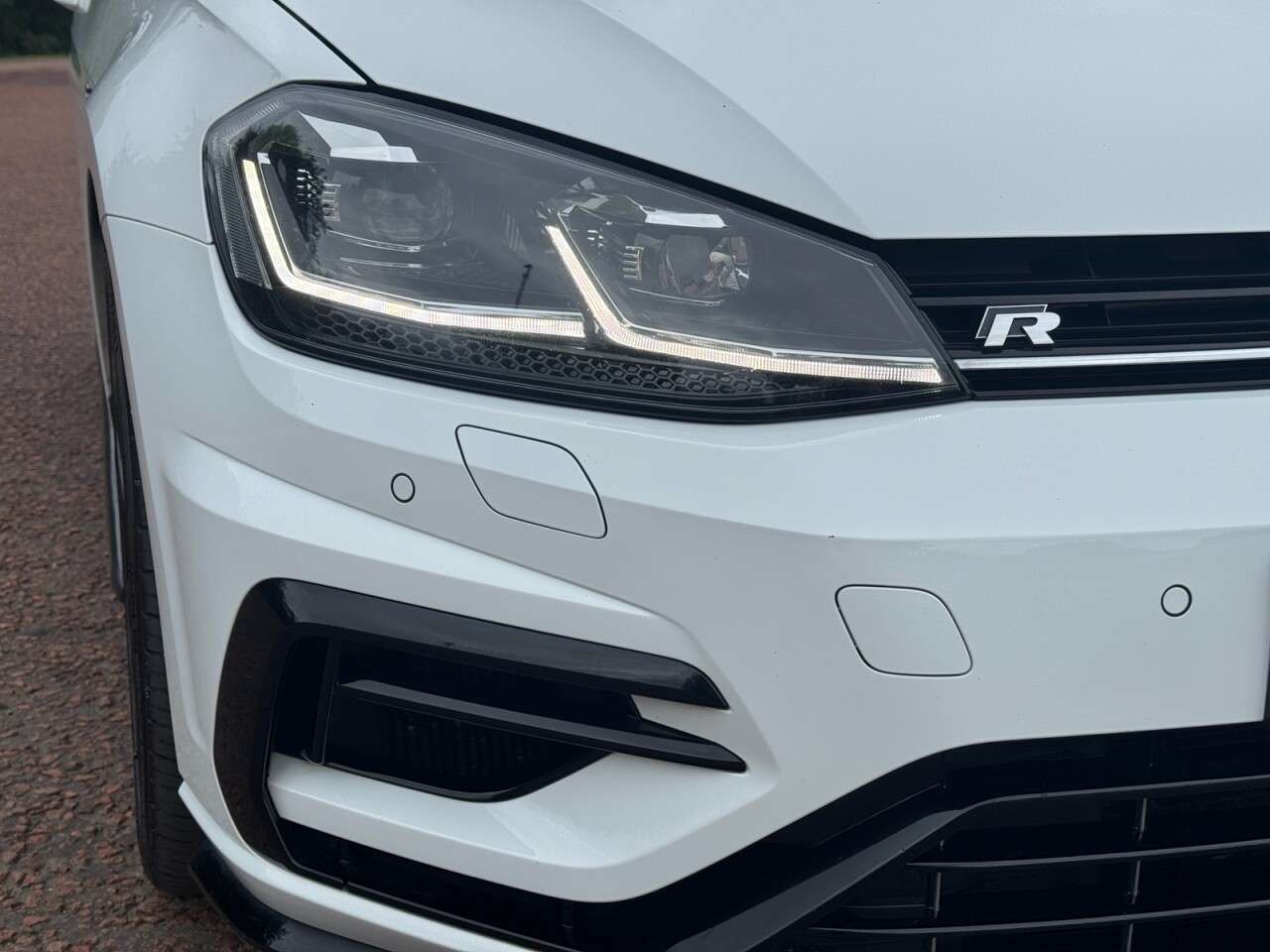 A 2019 VOLKSWAGEN GOLF 2.0 TSI R Hatchback 5dr Petrol DSG 4Motion Euro 6 (s/s) (300 ps) **SAT NAV* A 2019 VOLKSWAGEN GOLF 2.0 TSI R Hatchback 5dr Petrol DSG 4Motion Euro 6 (s/s) (300 ps) **SAT NAV*