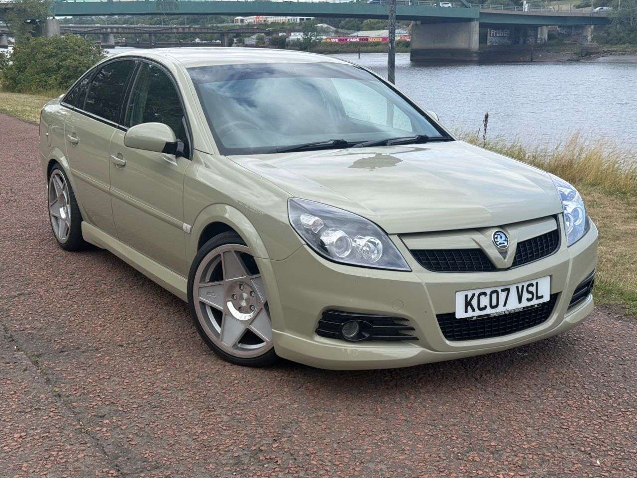 A 2007 VAUXHALL VECTRA 2.0i Turbo 16v SRi Hatchback 5dr Petrol Manual (206 g/km, 173 bhp) A TOTAL A 2007 VAUXHALL VECTRA 2.0i Turbo 16v SRi Hatchback 5dr Petrol Manual (206 g/km, 173 bhp) A TOTAL