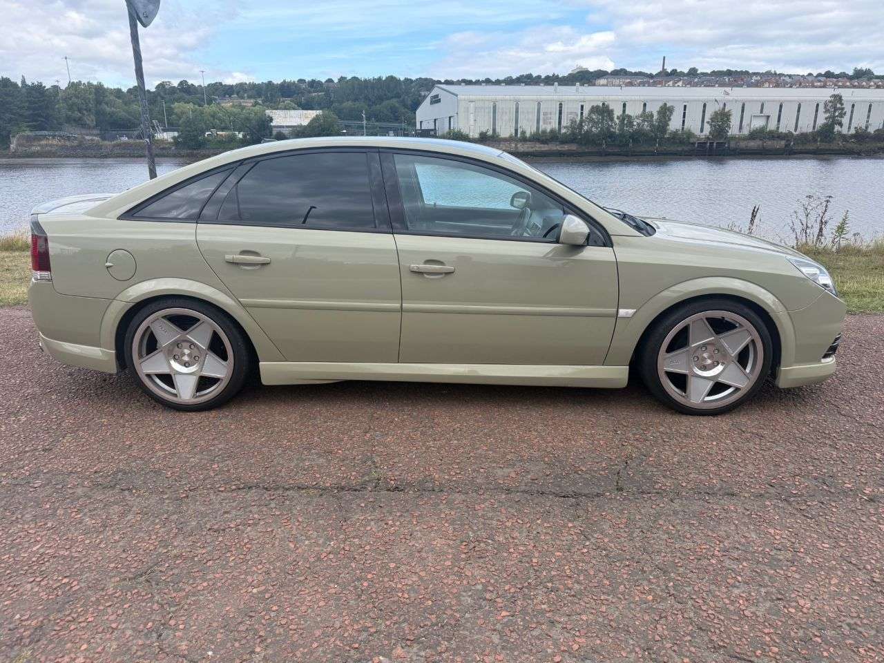 A 2007 VAUXHALL VECTRA 2.0i Turbo 16v SRi Hatchback 5dr Petrol Manual (206 g/km, 173 bhp) A TOTAL A 2007 VAUXHALL VECTRA 2.0i Turbo 16v SRi Hatchback 5dr Petrol Manual (206 g/km, 173 bhp) A TOTAL