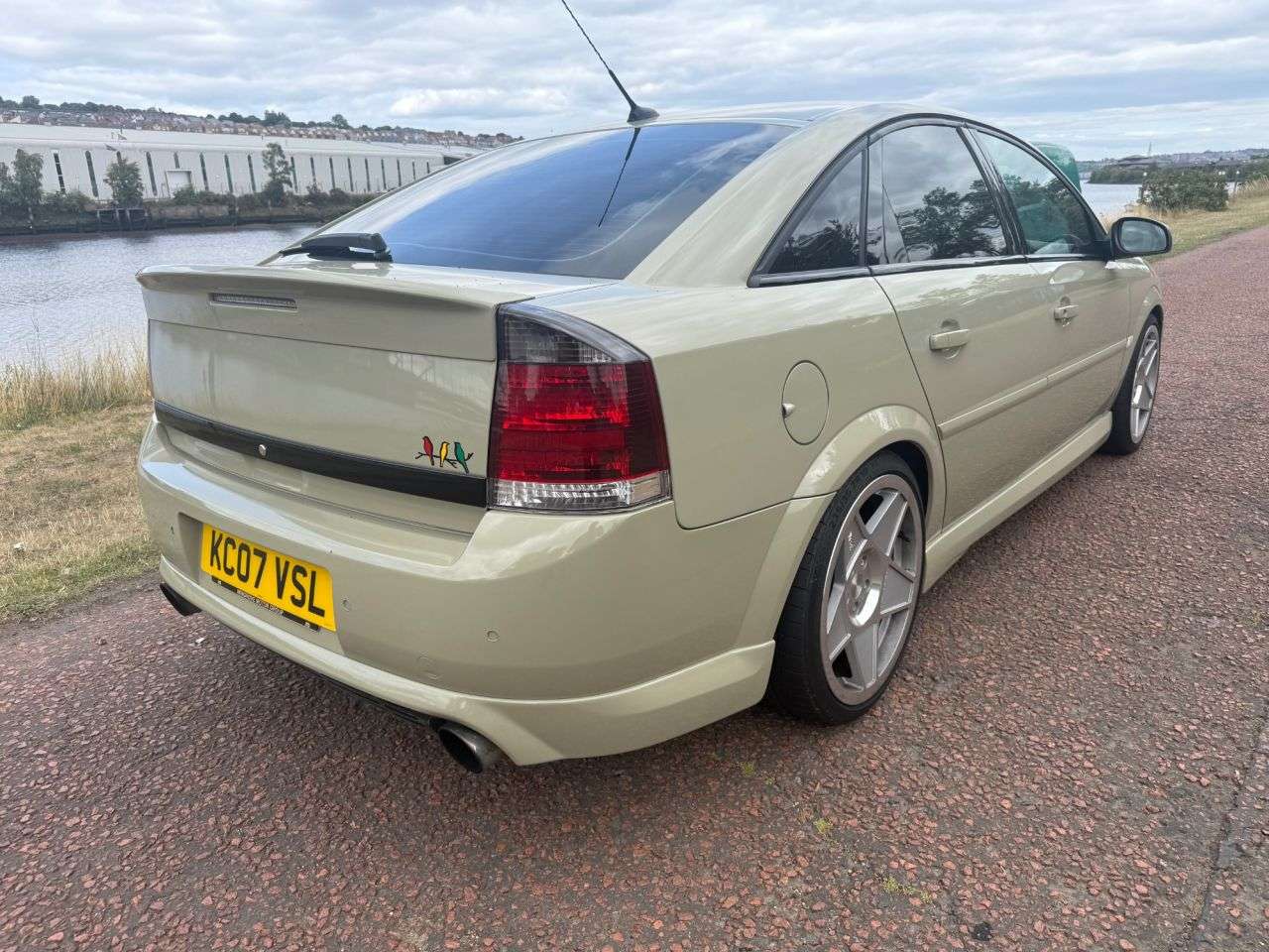 A 2007 VAUXHALL VECTRA 2.0i Turbo 16v SRi Hatchback 5dr Petrol Manual (206 g/km, 173 bhp) A TOTAL A 2007 VAUXHALL VECTRA 2.0i Turbo 16v SRi Hatchback 5dr Petrol Manual (206 g/km, 173 bhp) A TOTAL