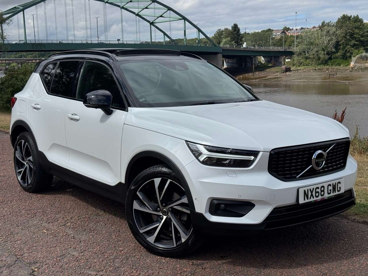 A 2018 VOLVO XC40 2.0 D4 R-Design SUV 5dr Diesel Auto AWD Euro 6 (s/s) (190 ps) ***HARMAN KAR A 2018 VOLVO XC40 2.0 D4 R-Design SUV 5dr Diesel Auto AWD Euro 6 (s/s) (190 ps) ***HARMAN KAR