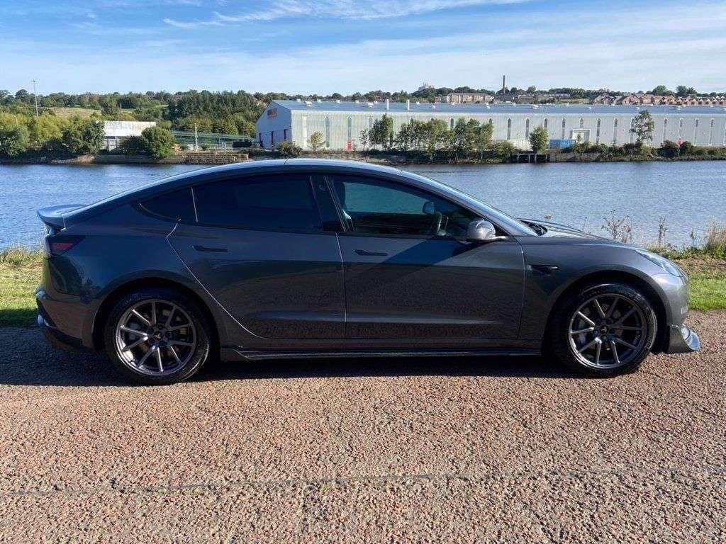 A 2019 TESLA MODEL 3 Standard Range Plus Saloon 4dr Electric Auto RWD (241 bhp) **FULL LEATHER H A 2019 TESLA MODEL 3 Standard Range Plus Saloon 4dr Electric Auto RWD (241 bhp) **FULL LEATHER H