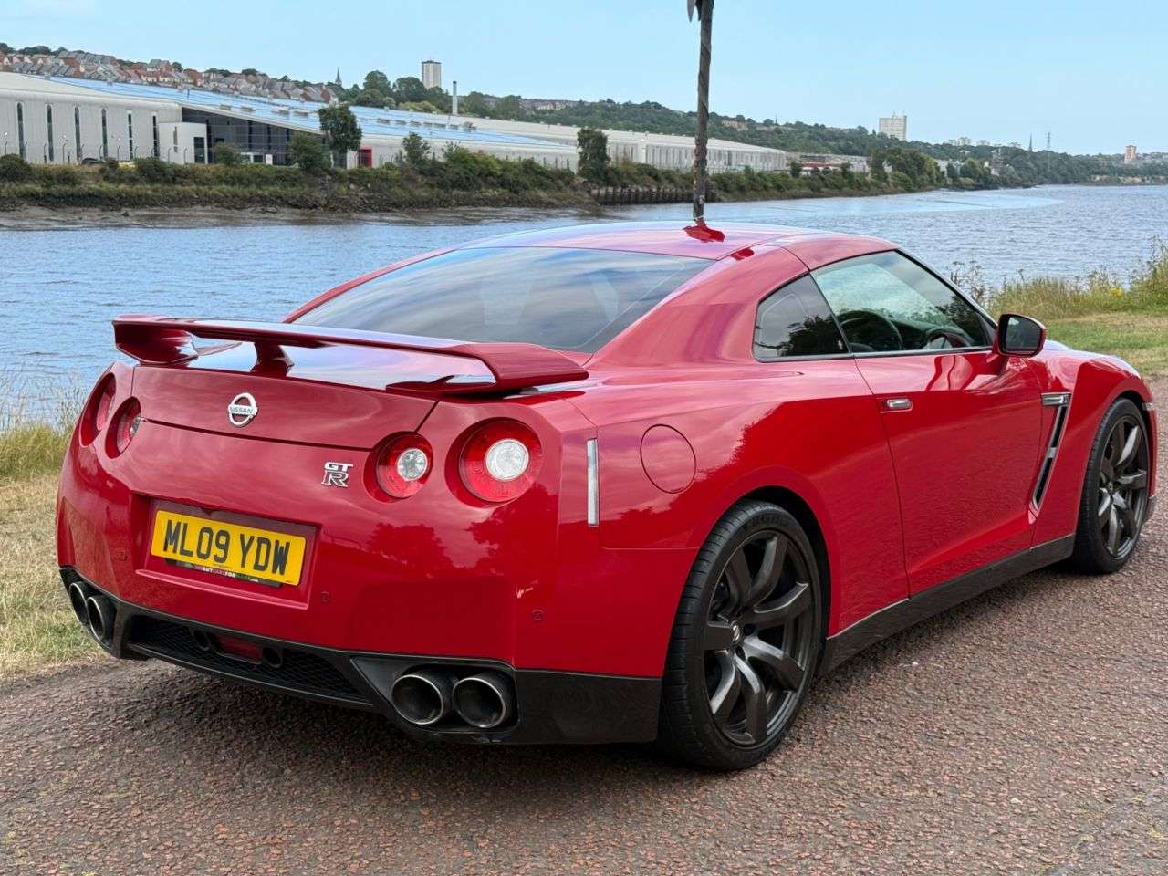 A 2009 NISSAN GT-R 3.8 V6 Black Edition Coupe 2dr Petrol Auto 4WD Euro 4 (485 ps) **FRONT END A 2009 NISSAN GT-R 3.8 V6 Black Edition Coupe 2dr Petrol Auto 4WD Euro 4 (485 ps) **FRONT END