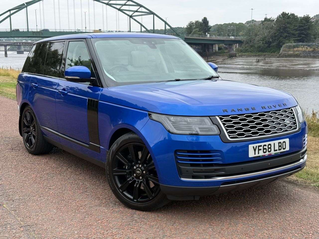 A 2018 LAND ROVER RANGE ROVER 2.0 P400e 12.4kWh GPF Vogue SUV 5dr Petrol Plug-in Hybrid Auto 4WD Euro 6 ( A 2018 LAND ROVER RANGE ROVER 2.0 P400e 12.4kWh GPF Vogue SUV 5dr Petrol Plug-in Hybrid Auto 4WD Euro 6 (