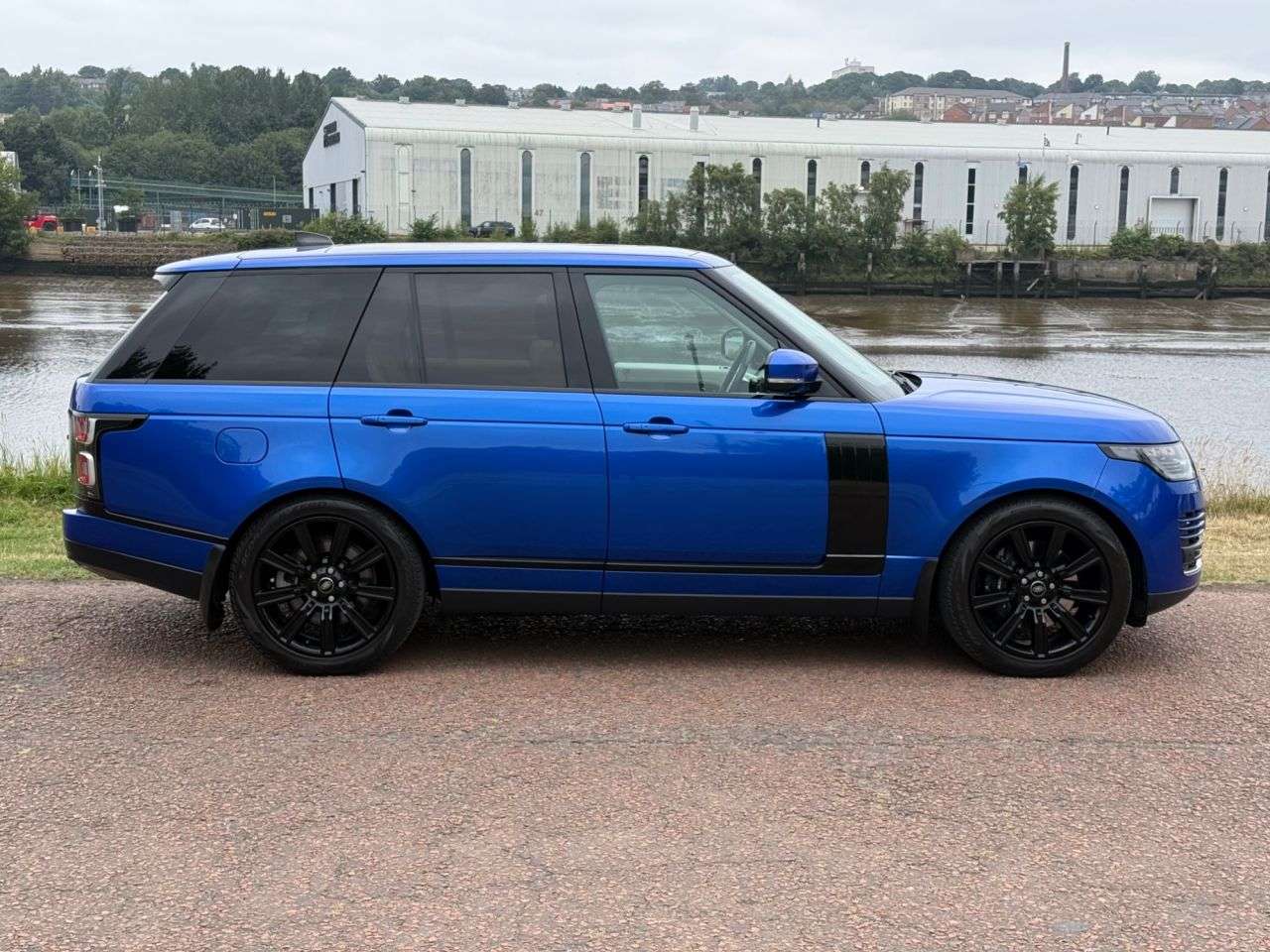 A 2018 LAND ROVER RANGE ROVER 2.0 P400e 12.4kWh GPF Vogue SUV 5dr Petrol Plug-in Hybrid Auto 4WD Euro 6 ( A 2018 LAND ROVER RANGE ROVER 2.0 P400e 12.4kWh GPF Vogue SUV 5dr Petrol Plug-in Hybrid Auto 4WD Euro 6 (
