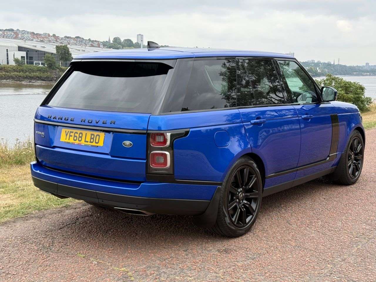 A 2018 LAND ROVER RANGE ROVER 2.0 P400e 12.4kWh GPF Vogue SUV 5dr Petrol Plug-in Hybrid Auto 4WD Euro 6 ( A 2018 LAND ROVER RANGE ROVER 2.0 P400e 12.4kWh GPF Vogue SUV 5dr Petrol Plug-in Hybrid Auto 4WD Euro 6 (