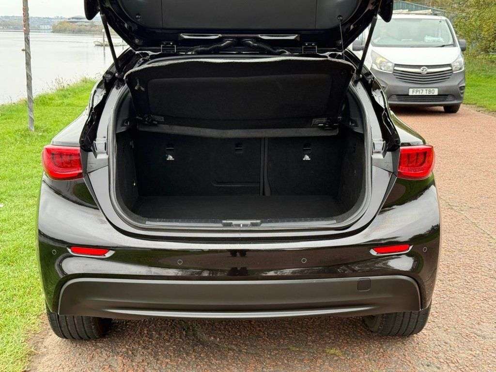 2016 INFINITI Q30 2016 INFINITI Q30