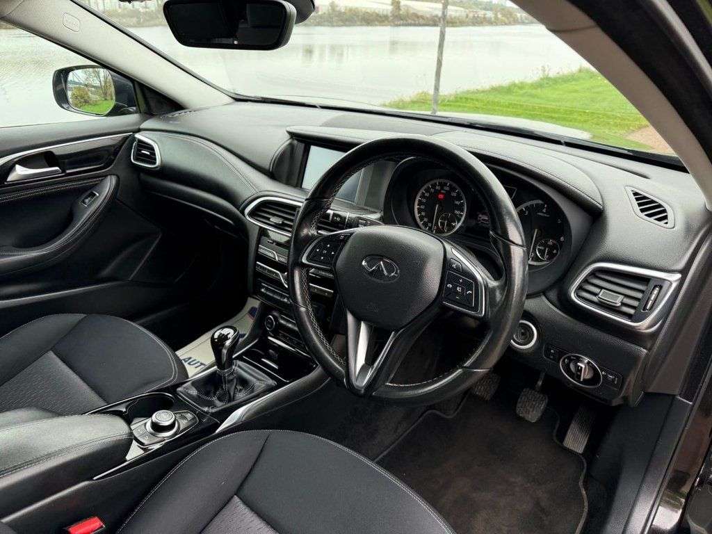 2016 INFINITI Q30 2016 INFINITI Q30